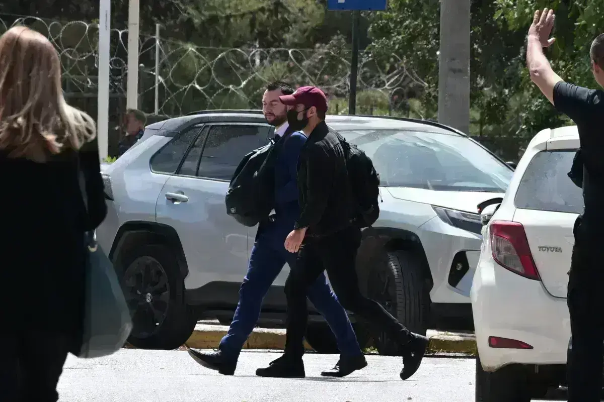 Ξύλο στη Βουλή: Στα δικαστήρια ο Φλώρος για να απολογηθεί - Αρνείται ότι γρονθοκόπησε τον Γραμμένο [βίντεο]