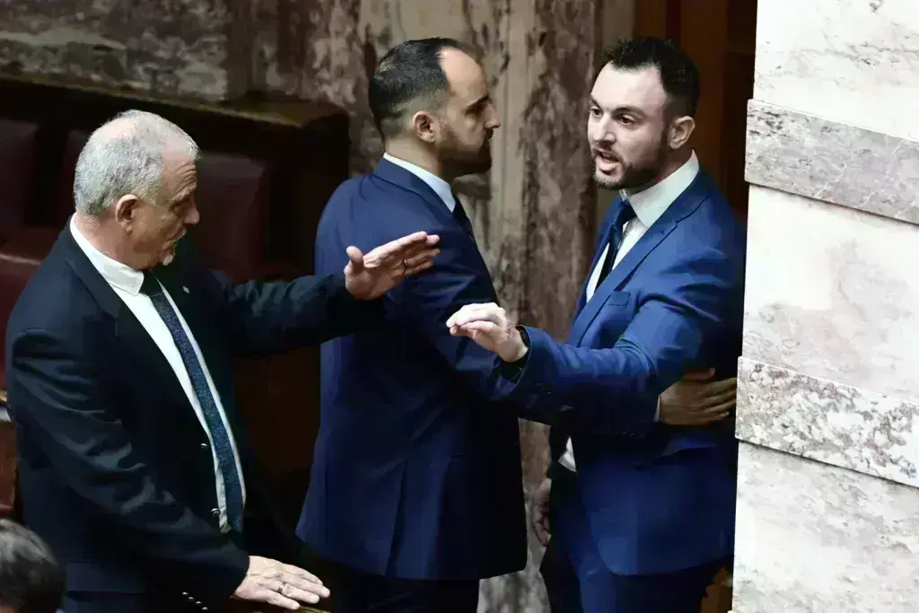 Ξύλο στη Βουλή: Ποινική δίωξη για κακούργημα στον Φλώρο – Παραπέμφθηκε στον ανακριτή, κινδυνεύ