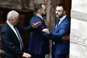 Ξύλο στη Βουλή: Ποινική δίωξη για κακούργημα στον Φλώρο - Παραπέμφθηκε στον ανακριτή, κινδυνεύει με 10ετή φυλάκιση