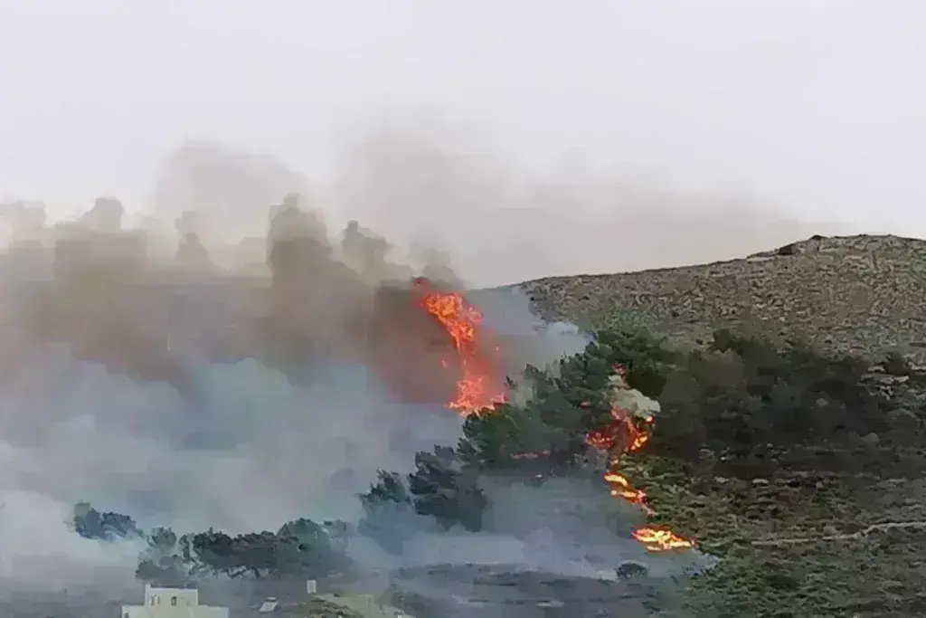Μεγάλη φωτιά στην Πάρο, απειλούνται κατοικίες – Ήχησε το 112, απομακρύνονται προς την παραλία 