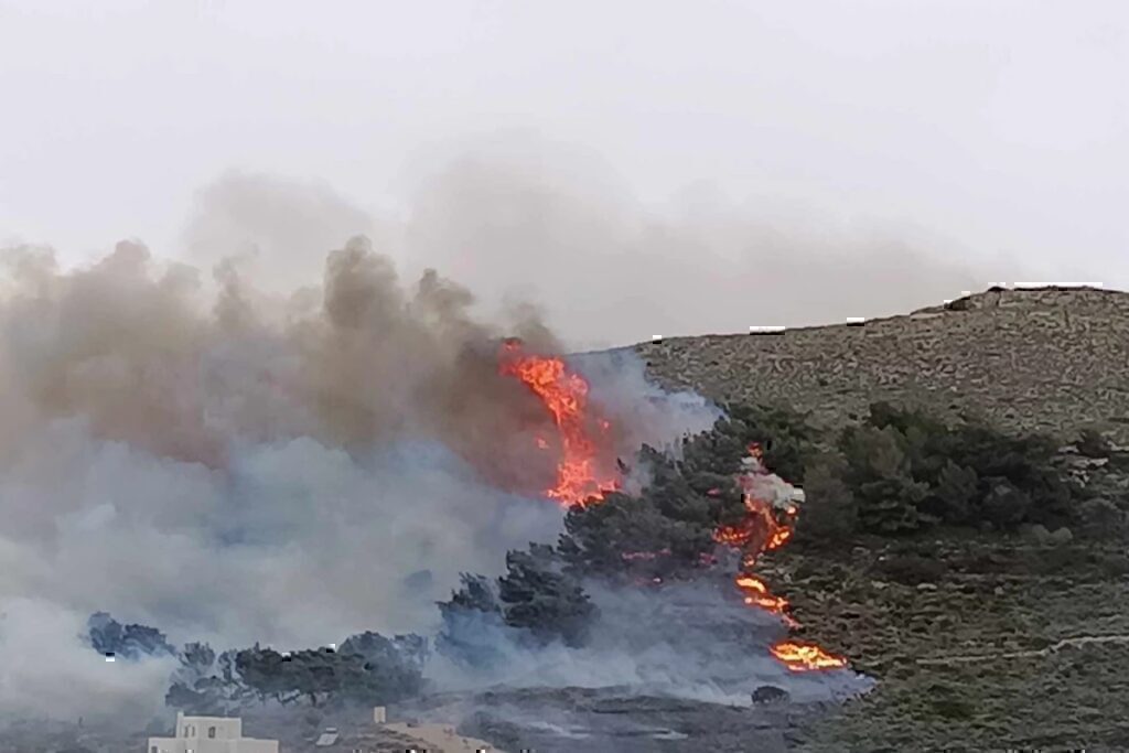 Μεγάλη φωτιά στην Πάρο, απειλούνται κατοικίες – Ήχησε το 112, απομακρύνονται προς την παραλία οι κάτοικοι