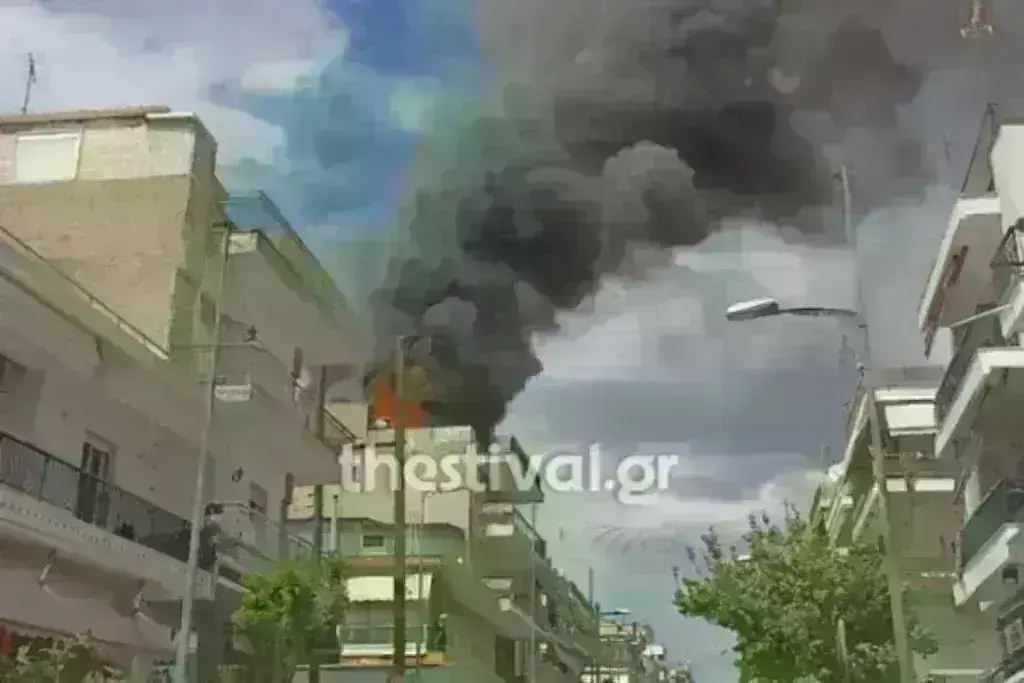 Φωτιά στη Θεσσαλονίκη – Στις φλόγες διαμέρισμα τριώροφης πολυκατοικίας στην Ηλιούπολη [βίντεο]