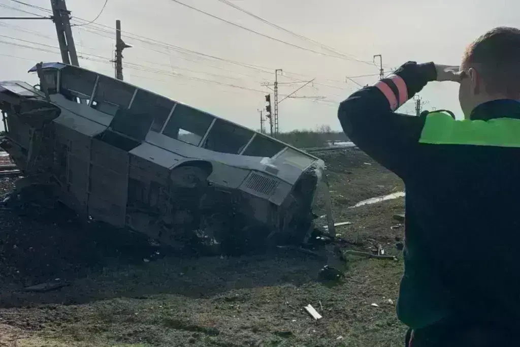 Τουλάχιστον οκτώ νεκροί από τη σύγκρουση επιβατικής αμαξοστοιχίας με λεωφορείο