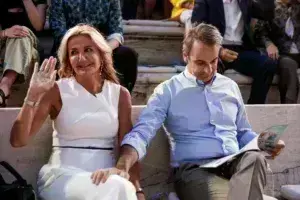 Καταθέτει αγωγή η Μαρέβα Γκραμπόφσκι, στο πλευρό της ο Πρωθυπουργός - «Χτύπησε» με νέα προκλητική ανάρτηση η Ακρίτα