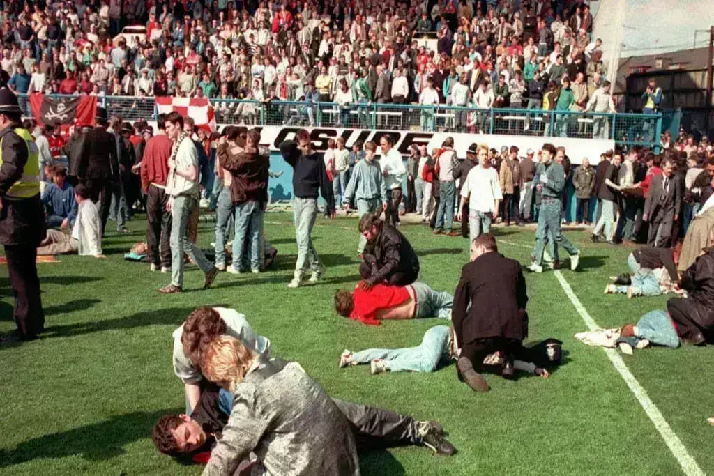 You never walk alone: Σαν σήμερα η μεγαλύτερη ποδοσφαιρική τραγωδία της Αγγλίας – Οι εικόνες που «πάγωσαν» τον πλανήτη