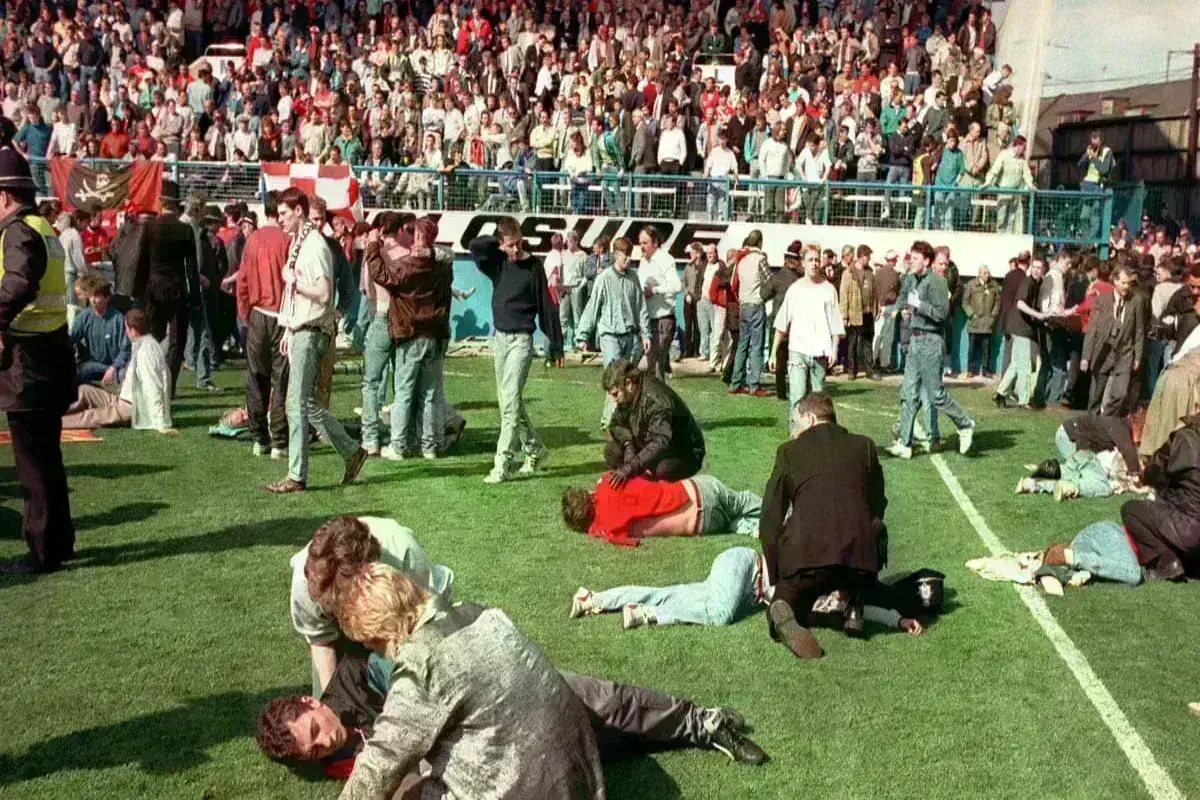 You never walk alone: Σαν σήμερα η μεγαλύτερη ποδοσφαιρική τραγωδία της Αγγλίας – Οι εικόνες που «πάγωσαν» τον πλανήτη