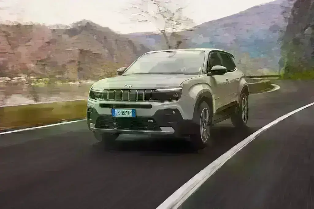 Πρώτες εντυπώσεις από το Jeep Avenger E-Hybrid: Η χρυσή τομή