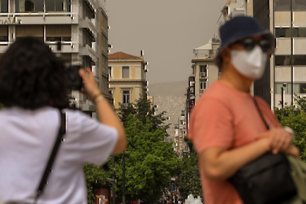 Καιρός: Ζέστη και σκόνη αλλά για λίγο- Έρχεται πτώση θερμοκρασίας με βροχές και καταιγίδες