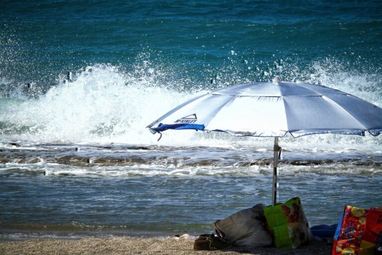 Καιρός: Η ζέστη υποχωρεί – Βροχές, καταιγίδες και μικρή πτώση της θερμοκρασίας