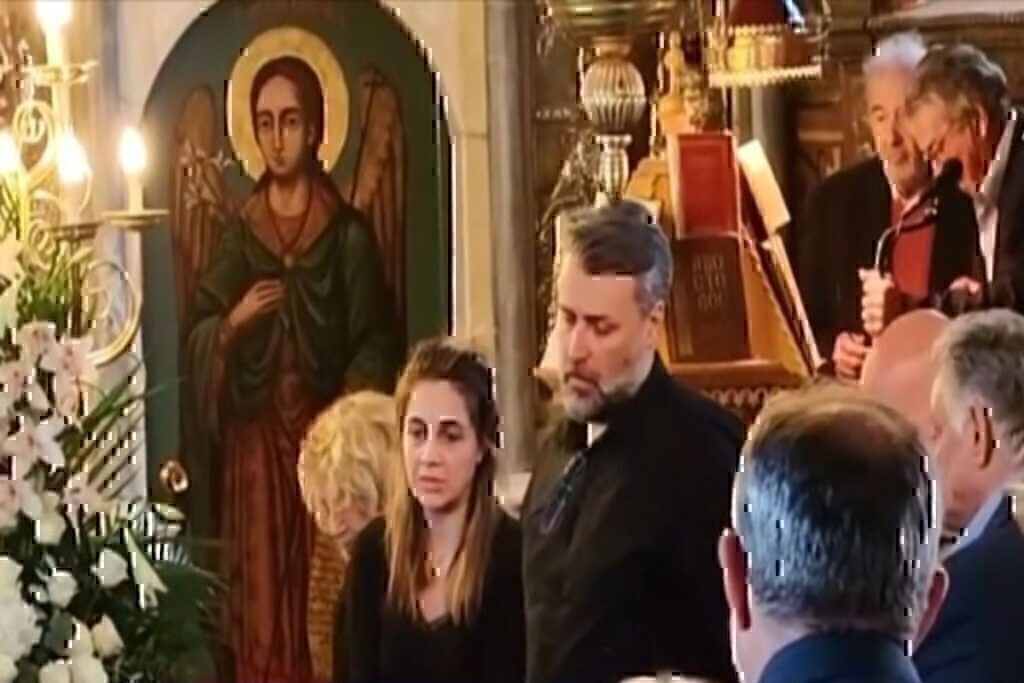 Γιάννης Καλλιάνος: Θρήνος στην κηδεία του πατέρα του – «Θα λάμψει η αλήθεια, να ανακουφιστεί η ψυχούλα του» [βίντεο]