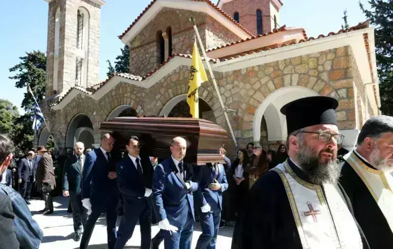Η κηδεία του παραγωγού Γιώργου Καραγιάννη – Πλήθος κόσμου και πρόσωπα της ελληνικής TV