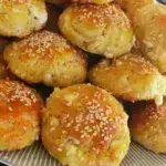 Αφράτα τυροπιτάκια με ζύμη γιαουρτιού – Η απόλαυση σε κάθε μπουκιά