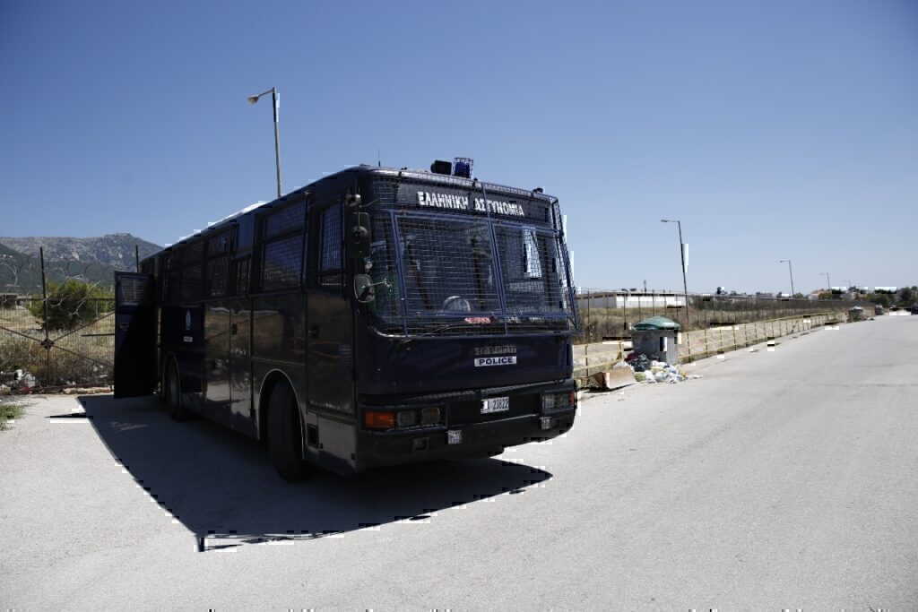 Τροχαίο στην Ζωγράφου: Ανετράπη κλούβα των ΜΑΤ και χτύπησε σταθμευμένα οχηματα