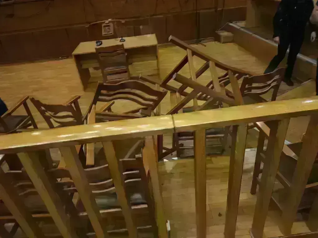 Δίκη για το Μάτι: Βίντεο-ντοκουμέντο μέσα από το δικαστήριο – Ξέσπασαν και πέταξαν καρέκλες οι συγγε