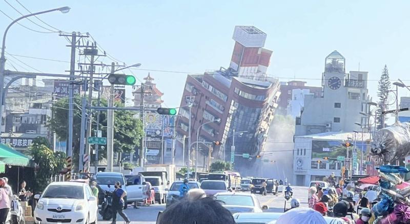 Ταϊβάν: Χιλιάδες άνθρωποι χωρίς ρεύμα- Εγκλωβισμένοι σε ετοιμόρροπα κτίρια μετά τον ισχυρό σεισμό [βίντεο]