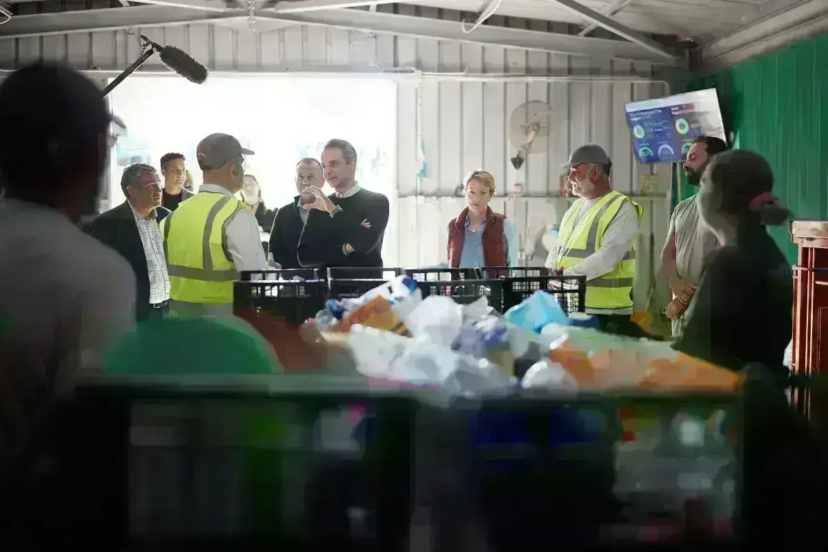 Μητσοτάκης από Τήλο: Νησί-πρότυπο στη διαχείριση αποβλήτων και την προστασία του περιβάλλοντος