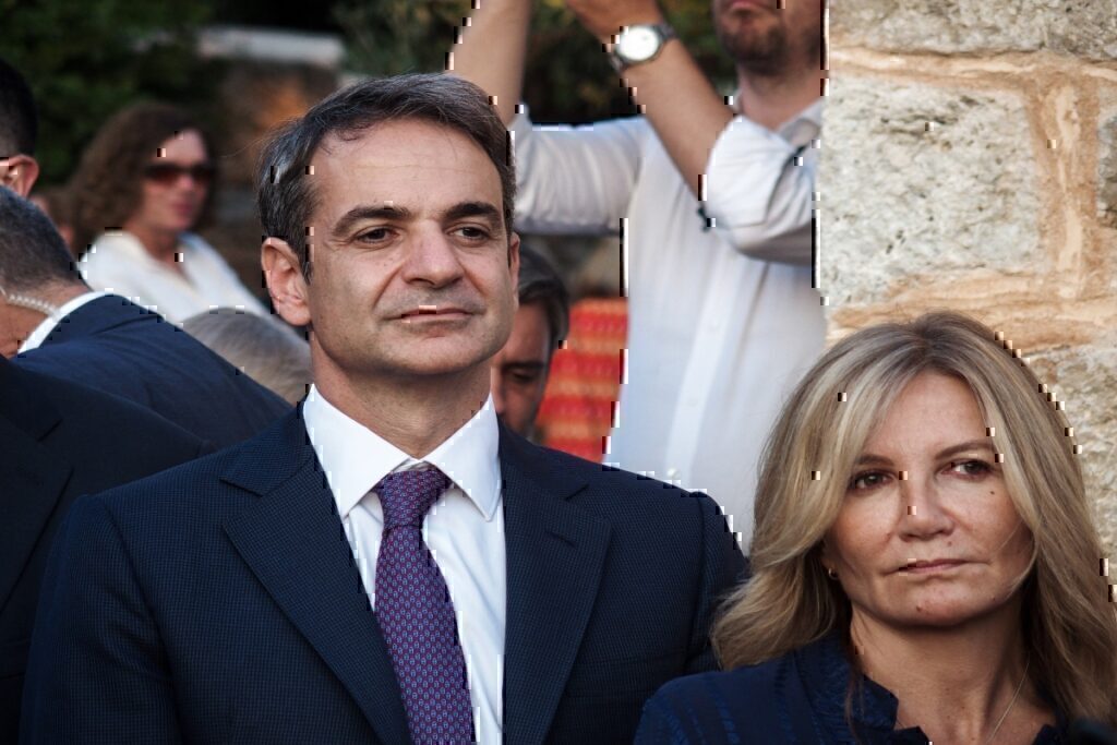 Στην αντεπίθεση η Μαρέβα Γκραμπόφσκι – Κατέθεσε μήνυση και αγωγή κατά της Έλενας Ακρίτα