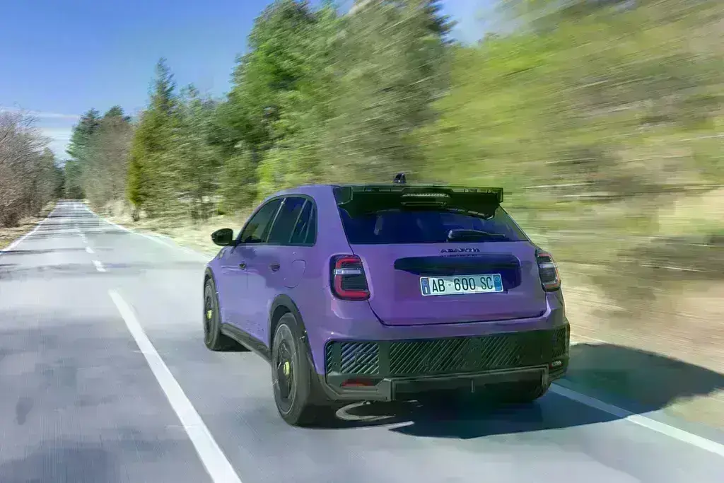 Abarth 600e: Αποκαλύπτεται ο ηλεκτρικός σκορπιός των 240 ίππων