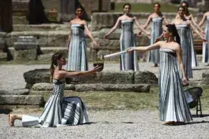 Όλα έτοιμα για την τελετή αφής της Ολυμπιακής Φλόγας, στη γενέτειρά τους την Αρχαία Ολυμπία. Το πρωί της Δευτέρας πραγματοποιήθηκε η τελική πρόβα