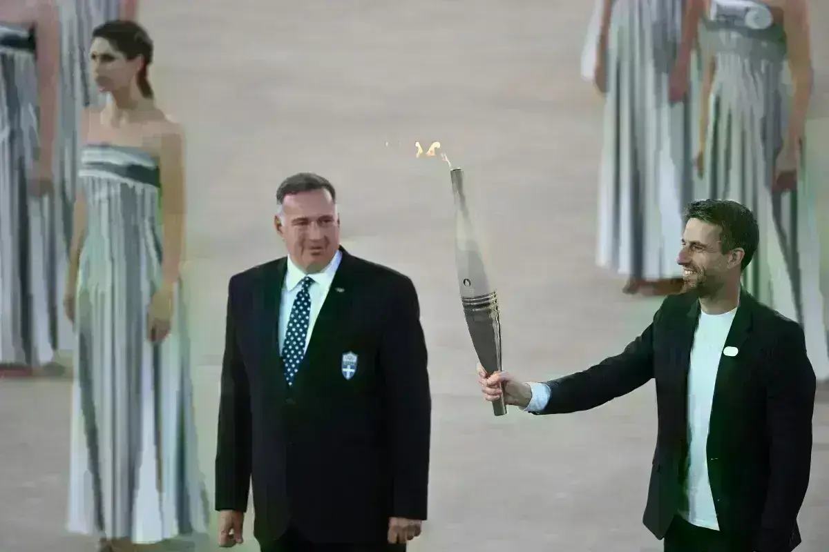 Ολυμπιακοί Αγώνες: Πρώτο θέμα στα γαλλικά ΜΜΕ το ταξίδι της Ολυμπιακής Φλόγας στη Μασσαλία – Οι επιβλητικές ιέρειες, η Μούσχουρη και το εντυπωσιακό τελετουργικό