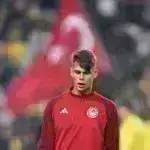 Ολυμπιακός: Ζει το τρελό του όνειρο ο Ισίδωρος Κουτσίδης – Ο 19χρονος ερυθρόλευκος στόπερ που έζησε δύο ιστορικές προκρίσεις σε 15 ώρες