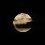 Ροζ πανσέληνος: Μαγικές εικόνες από το «Ολόγιομο Φεγγάρι»