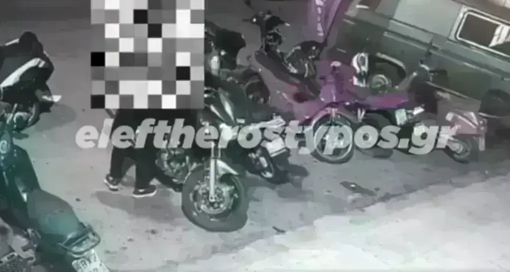 Έκρηξη στον Πειραιά: Δράστης ψεκάζει τη μηχανή του για να εξαφανίσει το DNA