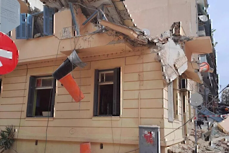 Τραγωδία στον Πειραιά: Ένας νεκρός και τρεις τραυματίες από την κατάρρευση κτιρίου στο Πασαλιμάνι
