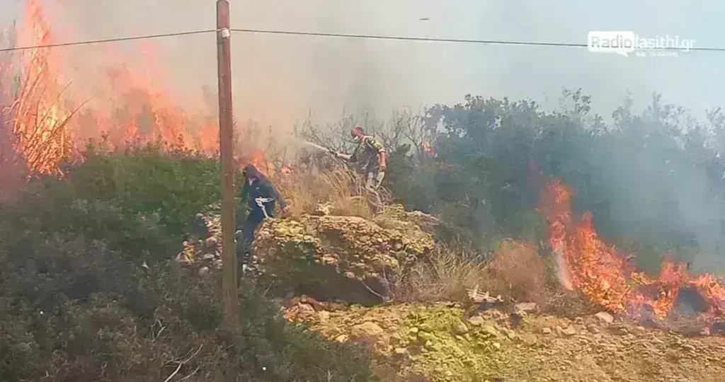 Μεγάλη φωτιά στην Ιεράπετρα: Ένας τραυματίας- Ζημιές σε σπίτια- Εκκενώθηκαν περιοχές