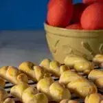 Οι δύο κορυφαίες συνταγές για πασχαλινά κουλουράκια σαν της γιαγιάς