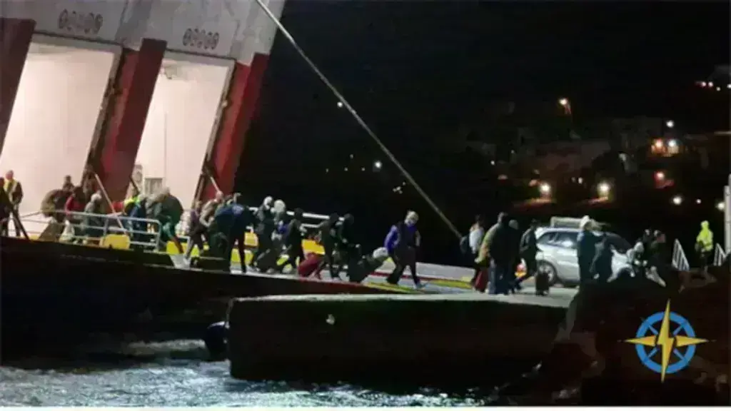 Μποφόρ «σάρωσαν» την Σίφνο – Πλοίο χρειάστηκε μια ώρα και τρεις προσπάθειες για να δέσει [Βίντ