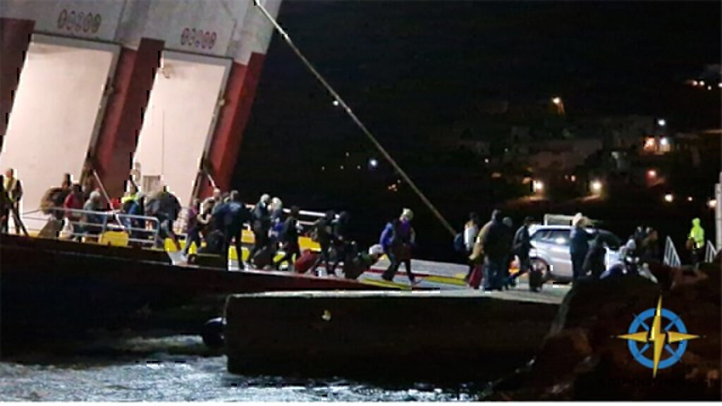 Μποφόρ «σάρωσαν» την Σίφνο – Πλοίο χρειάστηκε μια ώρα και τρεις προσπάθειες για να δέσει [Βίντεο]