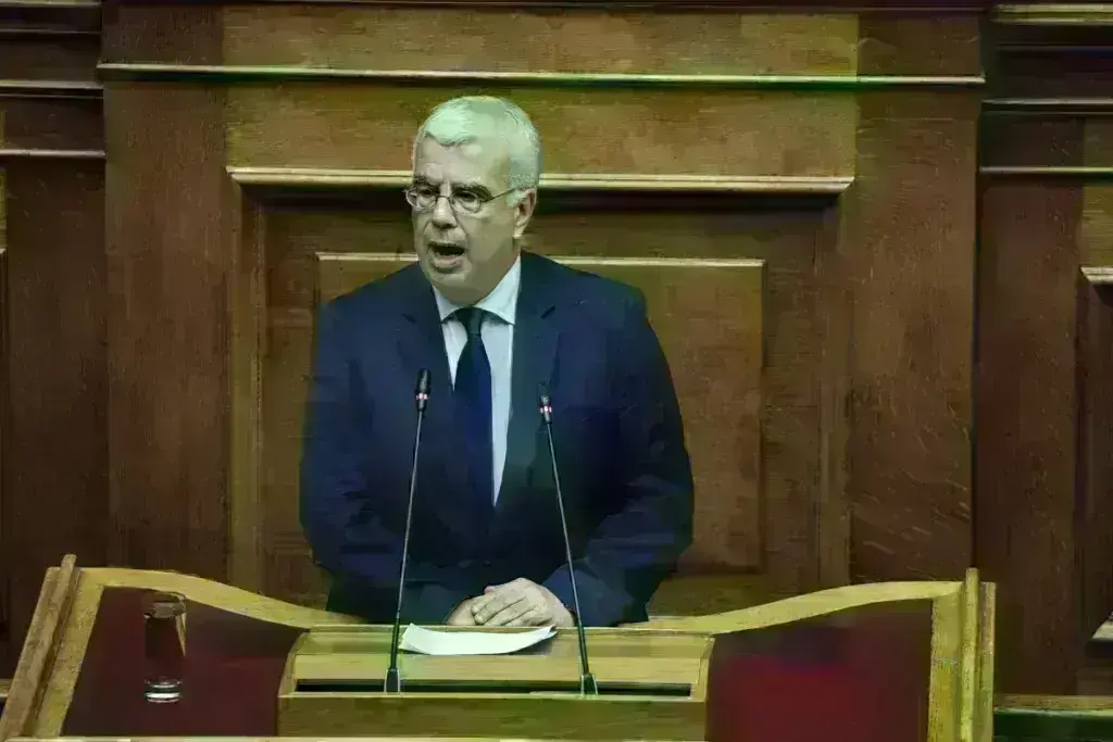 Σιμόπουλος: «Είδα το κεφαλοκλείδωμα και τη μπουνιά, ο κασιδιαρισμός είναι στη Βουλή» [βίντεο]