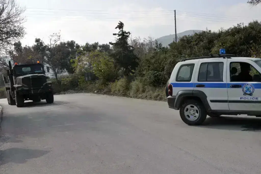 Ανετράπη στρατιωτικό όχημα στην Εθνική Οδό Αθηνών -Λαμίας – 4 τραυματίες, απίστευτη καραμπόλα