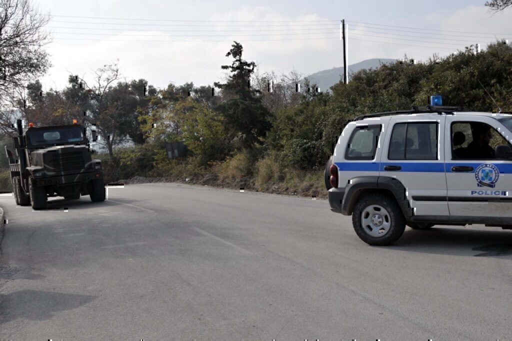 Ανετράπη στρατιωτικό όχημα στην Εθνική Οδό Αθηνών -Λαμίας – 4 τραυματίες, απίστευτη καραμπόλα