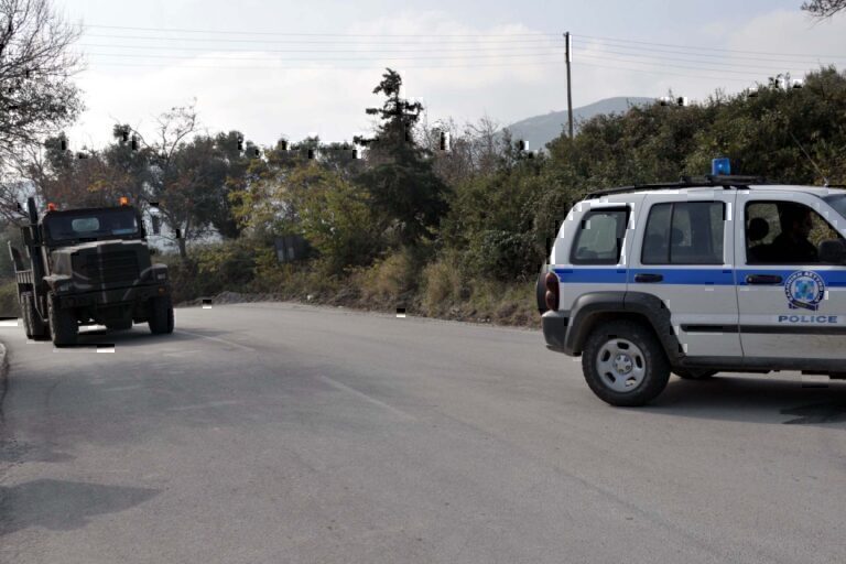 Ανετράπη στρατιωτικό όχημα στην Εθνική Οδό Αθηνών -Λαμίας – 4 τραυματίες, απίστευτη καραμπόλα