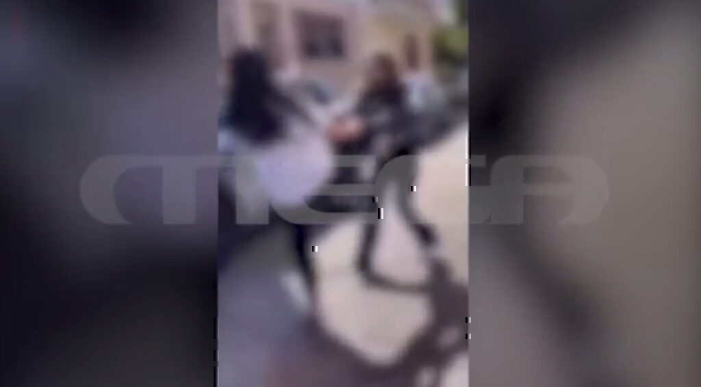 Ηλεία: Νέο βίντεο από τον άγριο ξυλοδαρμό 13χρονης – «Ζητώ συγγνώμη» λέει ο πατέρας της θύτριας