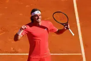 Στον τελικό του Μόντε Κάρλο ο Τσιτσιπάς – Νίκη με 2-1 σετ απέναντι στον Σίνερ