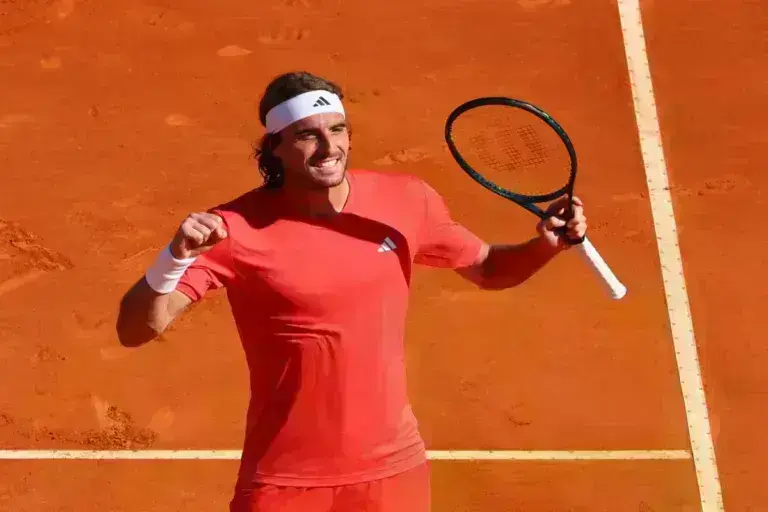 Στον τελικό του Μόντε Κάρλο ο Τσιτσιπάς – Νίκη με 2-1 σετ απέναντι στον Σίνερ