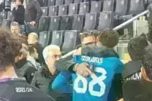 Ολυμπιακός: Ο πατέρας του Τζολάκη σπαράζει στην αγκαλιά του ήρωα της Πόλης – Συγκλονιστική στιγμή