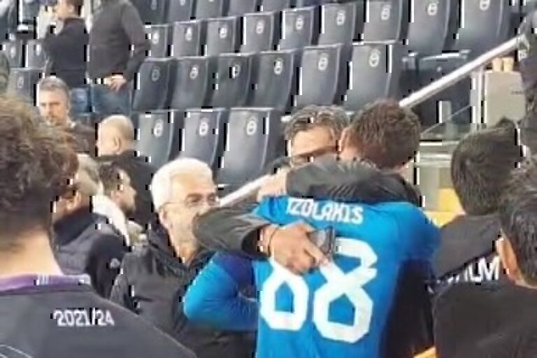 Ολυμπιακός: Ο πατέρας του Τζολάκη σπαράζει στην αγκαλιά του ήρωα της Πόλης – Συγκλονιστική στιγμή [βίντεο]