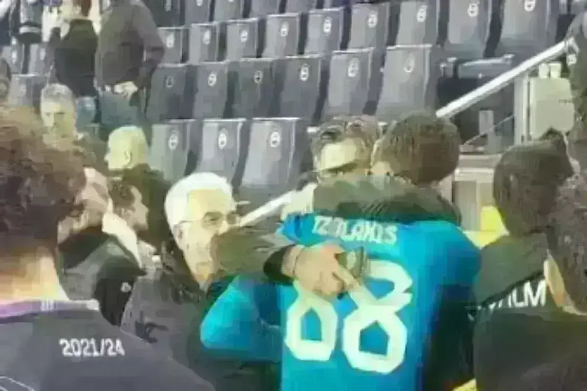 Ολυμπιακός: Ο πατέρας του Τζολάκη σπαράζει στην αγκαλιά του ήρωα της Πόλης – Συγκλονιστική στιγμή