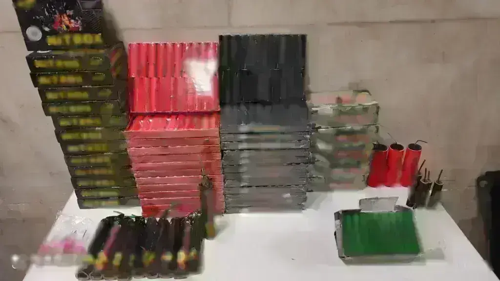 Συνελήφθη 16χρονος που πωλούσε βεγγαλικά στην Καλλιθέα