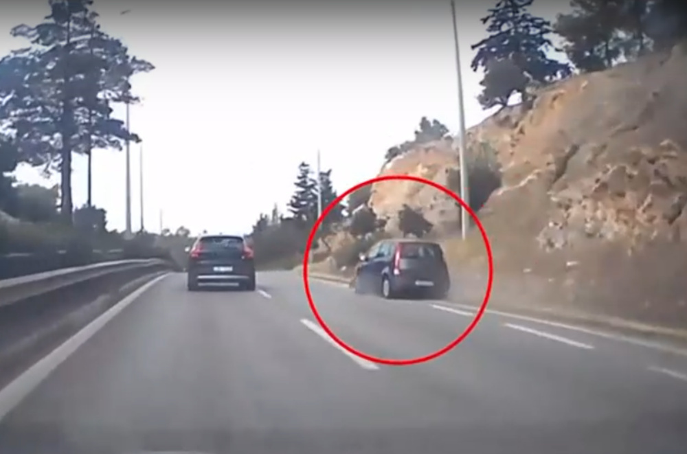 Απίστευτο βίντεο από την Κατεχάκη: Τράκαρε, το αυτοκίνητο έγινε σμπαράλια και συνέχισε… κανονικά την πορεία του