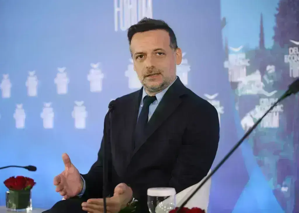 Δούκας στο Φόρουμ των Δελφών: Αύξηση στα τέλη λόγω υπερτουρισμού και συνεισφορά από τα ξενοδοχεία