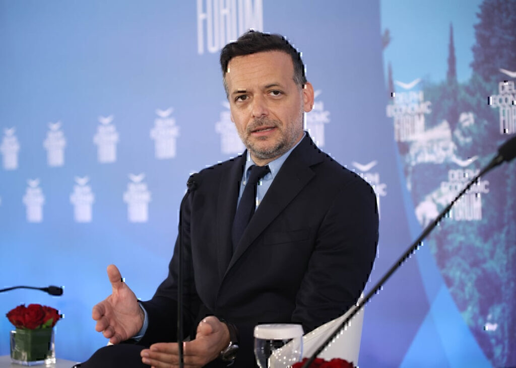 Δούκας στο Φόρουμ των Δελφών: Αύξηση στα τέλη λόγω υπερτουρισμού και συνεισφορά από τα ξενοδοχεία