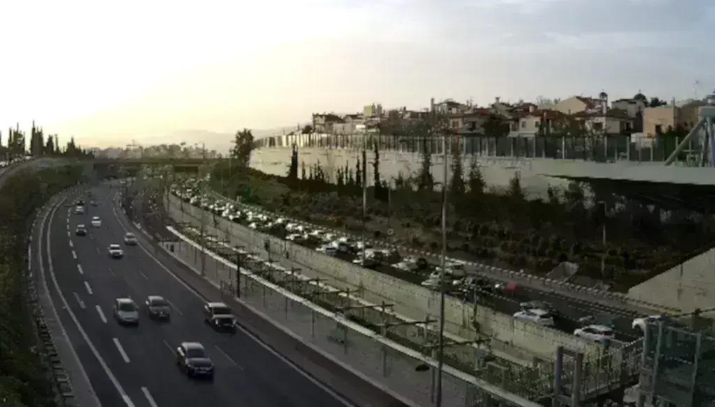 Κίνηση: Φωτιά σε αυτοκίνητo στην Αττική Οδό – Δυσκολίες στην κυκλοφορία