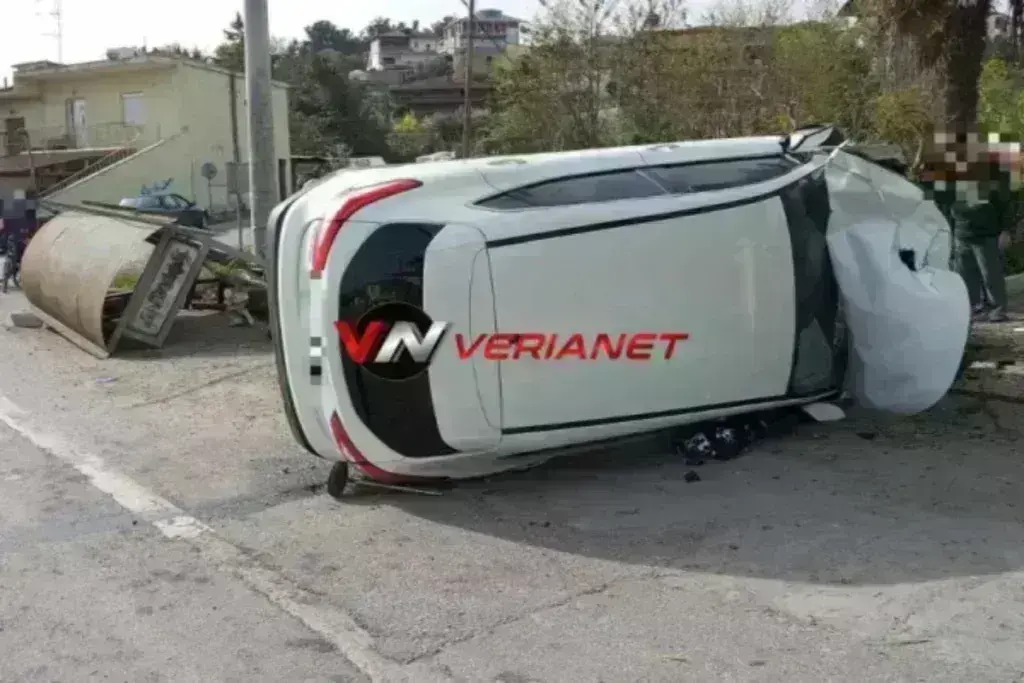 Τραγωδία στη Βέροια: Αυτοκίνητο έπεσε σε στάση λεωφορείου και παρέσυρε πεζούς – Νεκρές μία 63χρονη και μία 20χρονη [βίντεο]