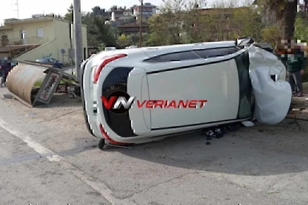Τραγωδία στη Βέροια: Αυτοκίνητο έπεσε σε στάση λεωφορείου και παρέσυρε πεζούς – Νεκρές μία 63χρονη και μία 20χρονη [βίντεο]