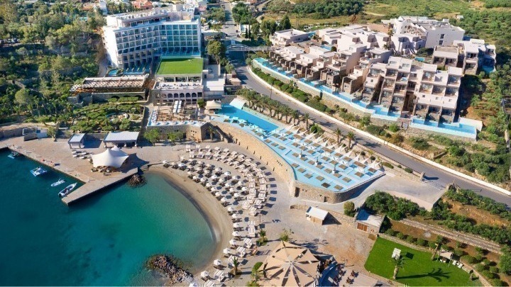 Η Zeus International Hotels & Resorts βραβεύτηκε για την αριστεία της με 14 διακρίσεις στα Tourism Awards 2024